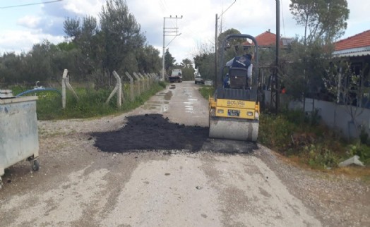 Urla’da asfalt onarım çalışmaları sürüyor