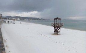 Çeşme, Nisan'da beyaza büründü! Soyer, iklim krizine dikkat çekti!