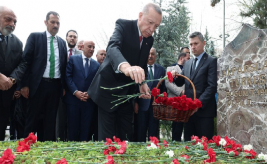 Cumhurbaşkanı Erdoğan, Alparslan Türkeş'in kabrini ziyaret etti