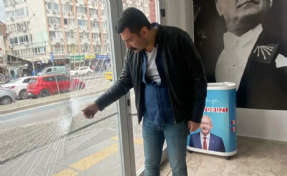 CHP'nin Konak'taki seçim bürosuna taşlı saldırı!