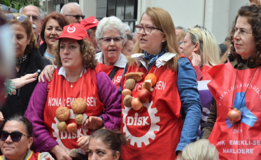 İzmir'de emekliler, hükümeti protesto etti; Patates-soğanlı eylem!