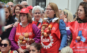 İzmir'de emekliler, hükümeti protesto etti; Patates-soğanlı eylem!