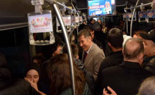 Sinan Oğan ve Ümit Özdağ, metrobüste seçim broşürü dağıttı