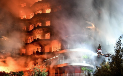 İzmir'de sitede çıkan yangınla ilgili deliller toplanacak