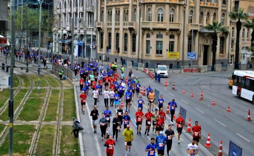 İzmir trafiğine maraton düzenlemesi