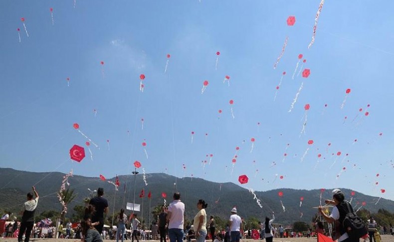 Menderes'in uçurtmaları bu kez Samandağlı çocuklar için göklerde