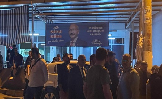 Buca'da Kılıçdaroğlu’nun afiş ve pankartlarının olduğu kahveye saldırı...