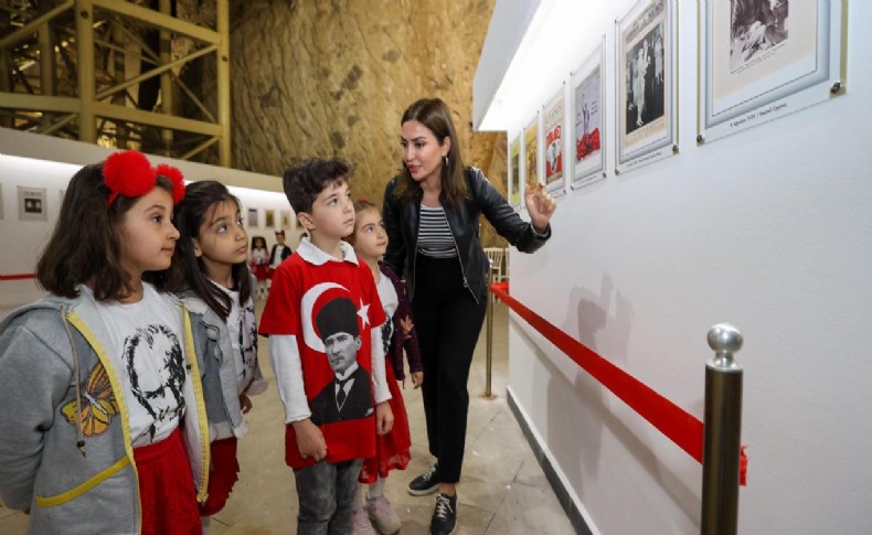 Minik ziyaretçiler Atatürk fotoğrafları sergisine hayran kaldı