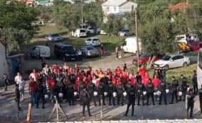 Göztepe taraftarı, takımını kaldırımdan destekledi