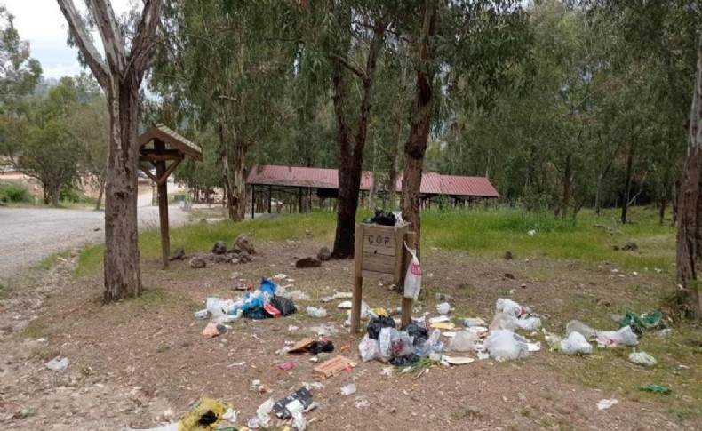 İzmir'de çocuk ormanının sorumsuz ziyaretçileri alanı çöp içinde bırakıyor