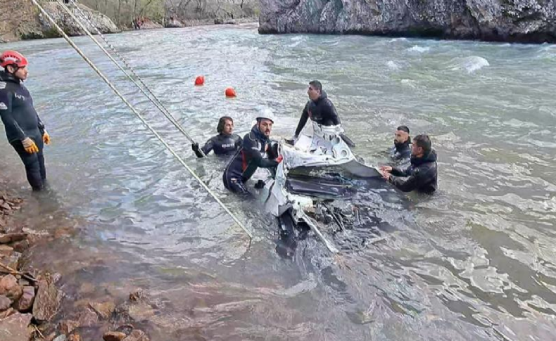 İzmir’den giden dalgıçlar Munzur Çayı’nda kaybolan 3 kişiyi arıyor