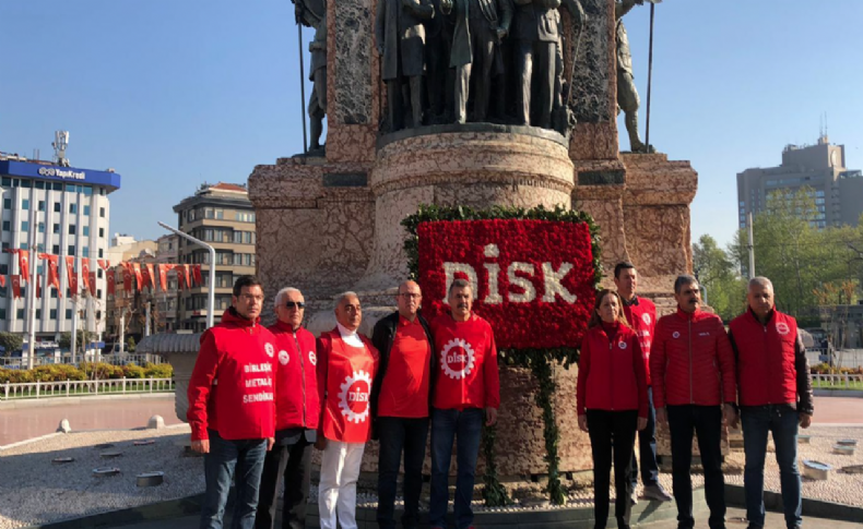 DİSK, Taksim Cumhuriyet Anıtı'na çelenk bıraktı