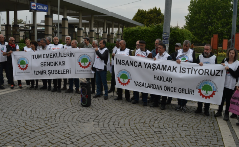 Tüm Emeklilerin Sendikası hakkında açılan kapatma davası İzmir'de protesto edildi