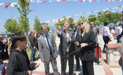 Bornova Çamkule’de gökyüzü uçurtmalarla renklendi