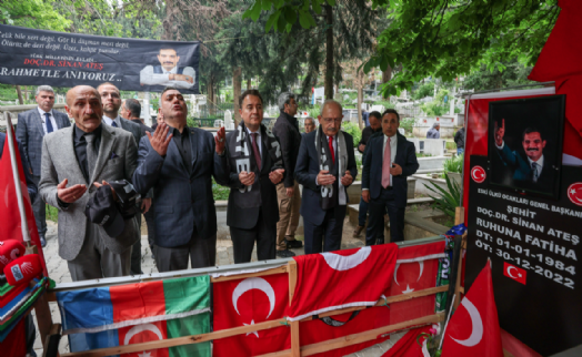 Kılıçdaroğlu, Sinan Ateş’in mezarını ziyaret etti