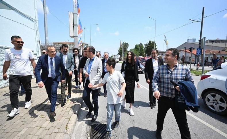 TCG Anadolu’ya yoğun ilgi İzmir trafiğini felç etti; Bakan Kasapoğlu, duran trafikte araçtan inip yürüdü