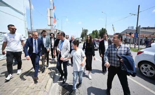 TCG Anadolu’ya yoğun ilgi İzmir trafiğini felç etti; Bakan Kasapoğlu, duran trafikte araçtan inip yürüdü