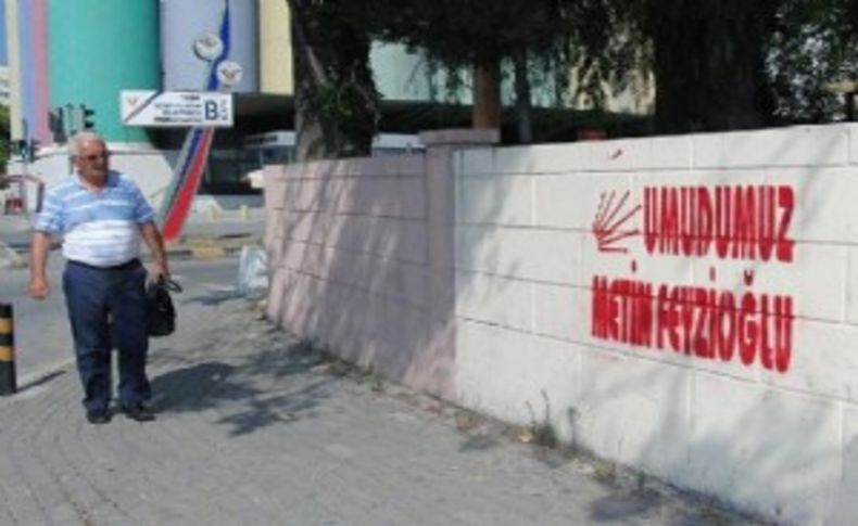 CHP'de parti içi muhalefet duvarlara yansıdı