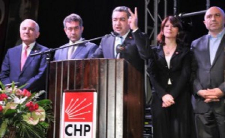 CHP İzmir'in dayanışma yemeğinde 3  il yöneticisinden manidar hareket