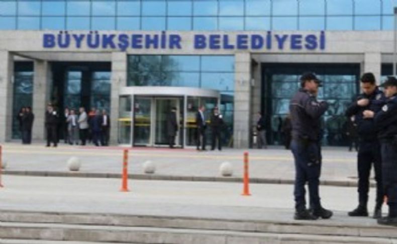 Ankara Büyükşehir Belediyesi önünde hareketli dakikalar