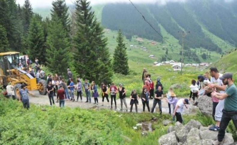 'Yeşil Yol' için komando eşliğinde iş makinesi