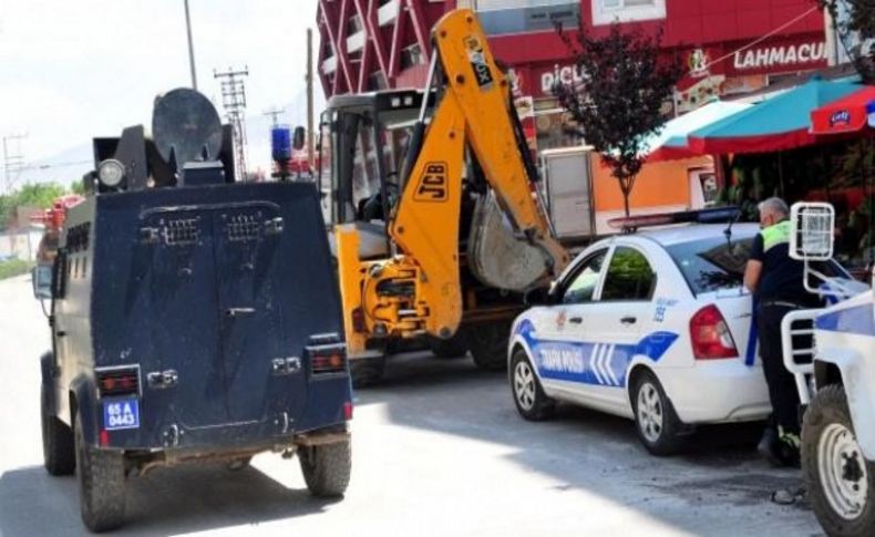 Polise atmak istediği bomba elinde patladı