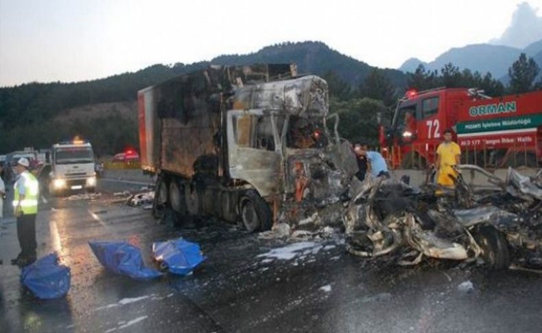 Adana'da katliam gibi kaza: 5 ölü, 7 yaralı