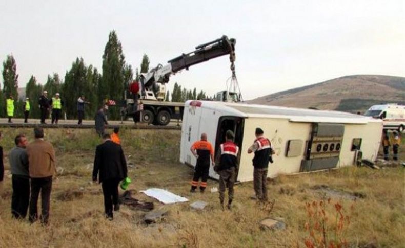 Afyon'da yolcu otobüsü devrildi: 1 ölü, 32 yaralı