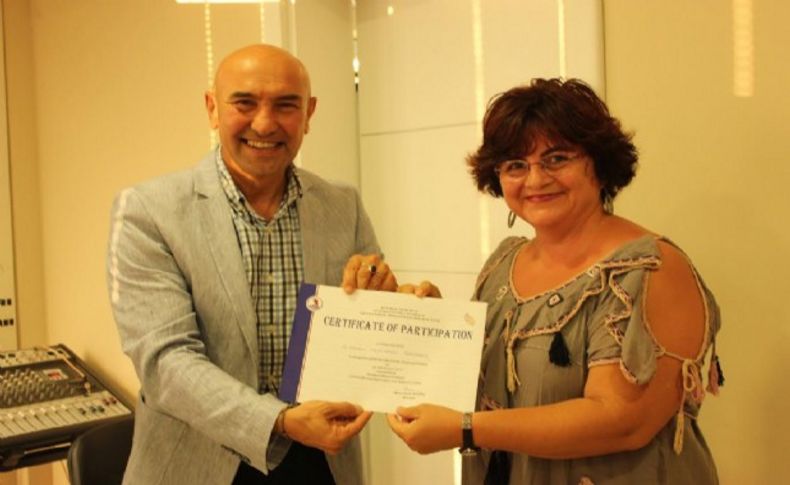 Yazarlık okulu sertifikalarını verdi