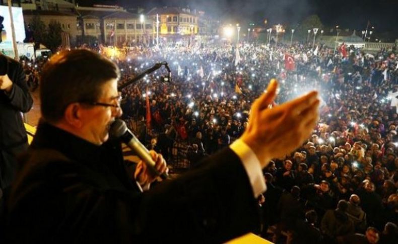 Başbakan Davutoğlu balkon konuşması yaptı