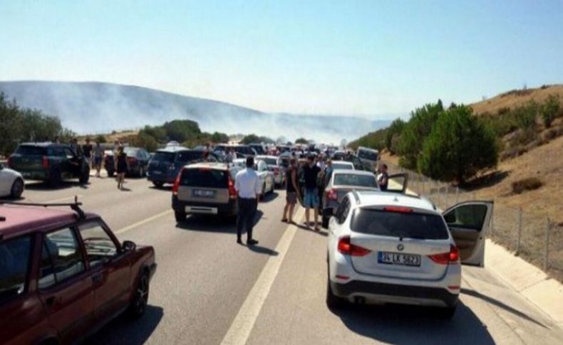 Çeşme otoyolunda trafiği durduran yangın!