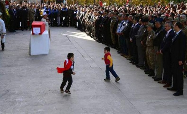 Yürek yakan görüntü: Şehit astsubayın oğlu acıyı oyun sandı