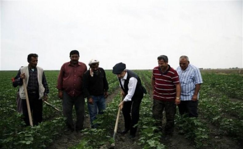 Kemal Kılıçdaroğlu tarlaya indi