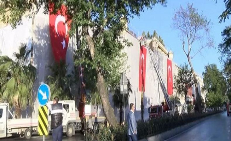 O cadde bayraklarla donatıldı