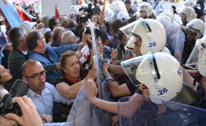 CHP'liler polis barikatını aştı