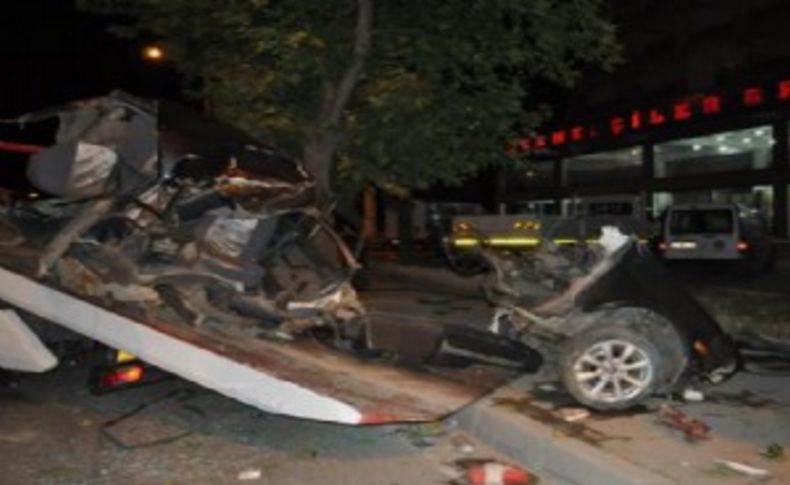 İzmir'de feci kaza: Otomobil ikiye bölündü
