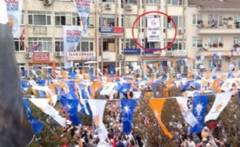 CHP'li gençlerden Davutoğlu'na afiş sürprizi