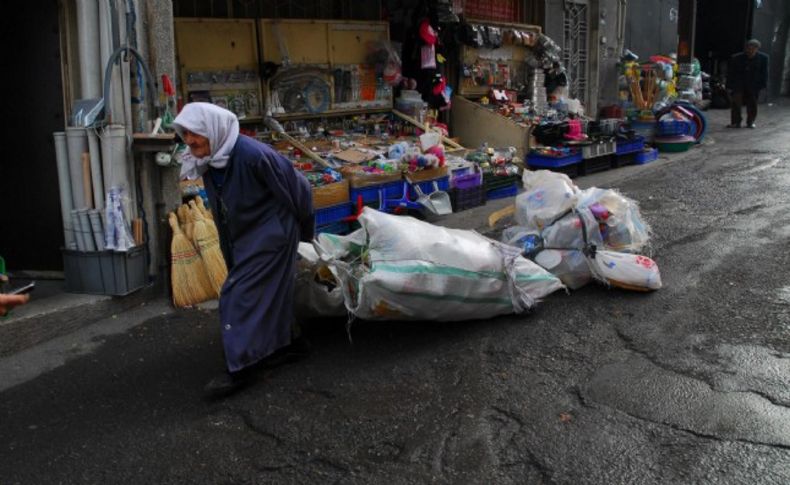 80'lik nine de, 10 yaşındaki çocuk da hurda topluyor