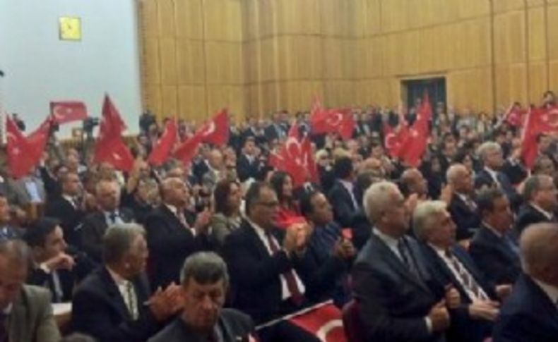 MHP'den bayraklı grup toplantısı