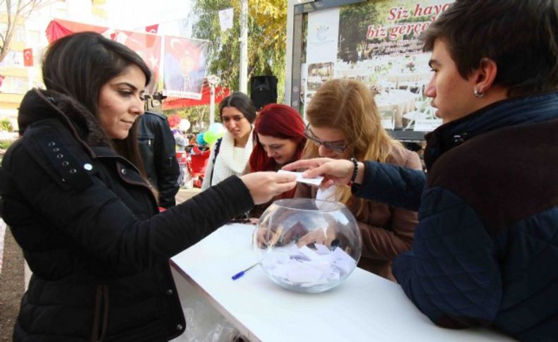 Bayraklı'da “Şansını dene, hediyeni al” etkinliği