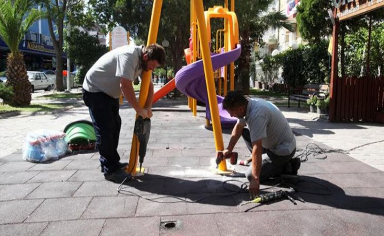 Karabağlar’da çocukların oyun parkları yenileniyor