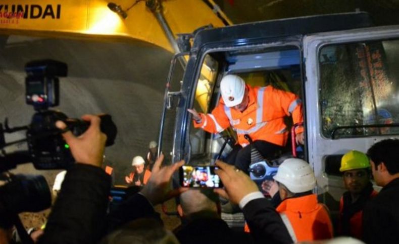 Bakan Yıldırım'ın kullandığı iş makinesi aniden hareketlenince panik çıktı