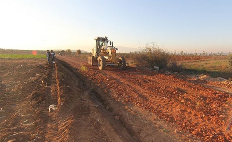 Menderes'te ova yolları yenileniyor