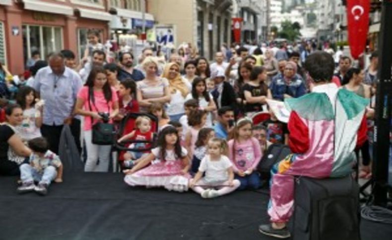 Konak’ın sokakları tiyatroyla şenlendi