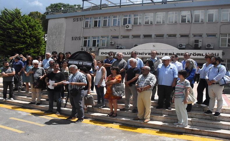 Açığa alınan akademisyenlerden siyah çelenkli protesto