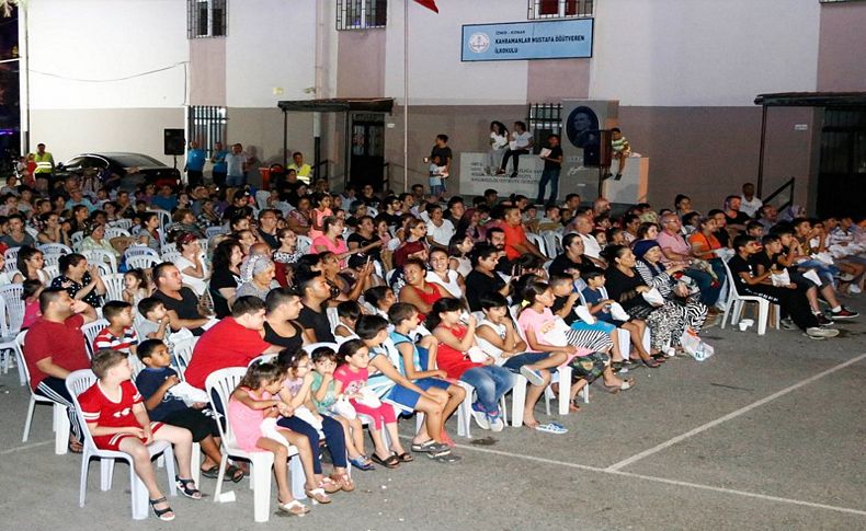 Konak'ta açık hava sinema keyfi devam ediyor