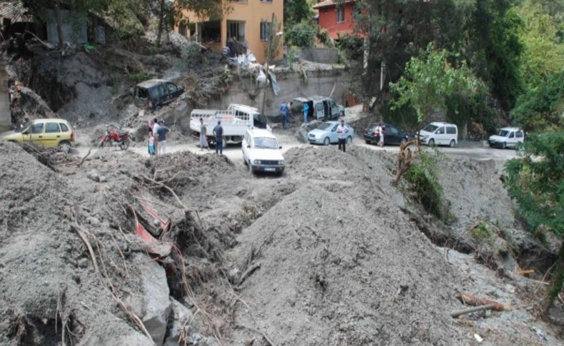 Adalet Bakanı Ergin, heyelan bölgesini gezdi