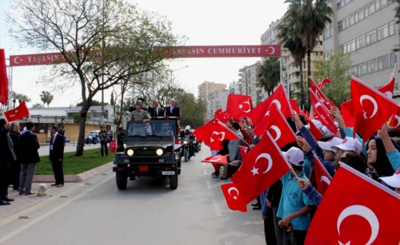 Adana'da 23 Nisan kutlamalarına Suriyeli öğrenciler renk kattı