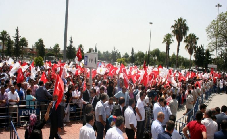 Adanalılar Başbakan Erdoğan'ı havaalanında bekliyor