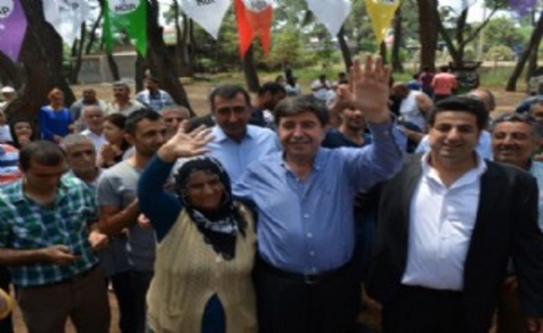 HDP'li Altan Tan İzmir'de seçmenlere HDP'yi anlattı: ''Barajı geçeceğiz diye...''